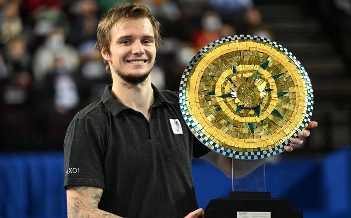 提前宣布退 提前宣布退